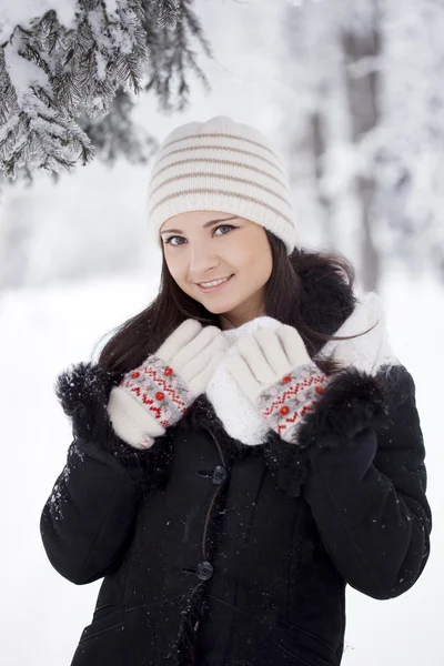 冬の森の美しい少女 — ストック写真