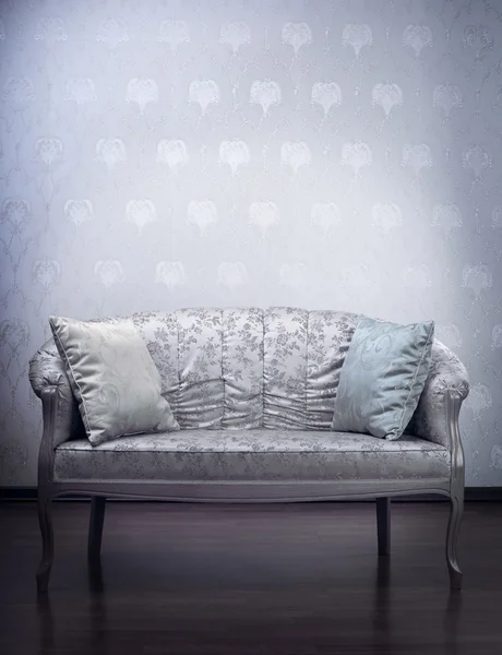 Luxury gold glamorous sofa in the background of vintage wallpape — Stock Photo, Image