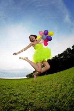 renkli hava balonları bir sürü tutan kadın
