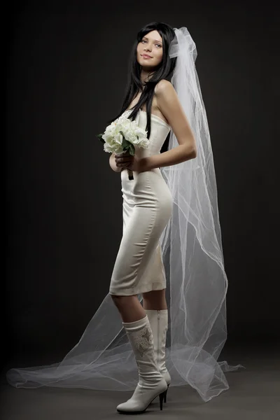 Krásná nevěsta v ateliéru — Stock fotografie