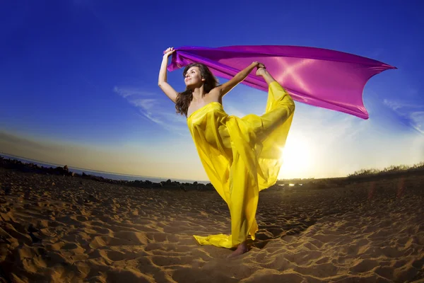 太陽の背景に組織を成長しているビーチの女の子. — ストック写真