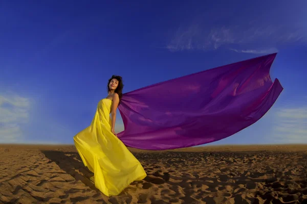 Dziewczyna na plaży rośnie tkanki na tle słońca. — Zdjęcie stockowe