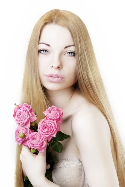 Schönes Mädchen auf weißem Hintergrund mit Rosen — Stockfoto
