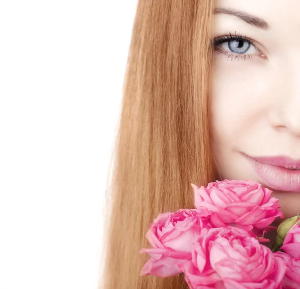 Vacker flicka på en vit bakgrund med rosor — Stockfoto