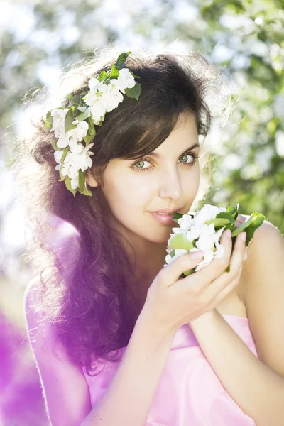 Szép lány volt, virágzó kert — Stock Fotó