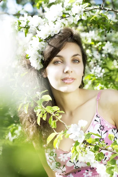 Vacker flicka blommande trädgård — Stockfoto