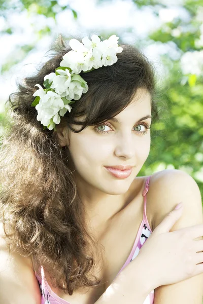Vacker flicka blommande trädgård — Stockfoto