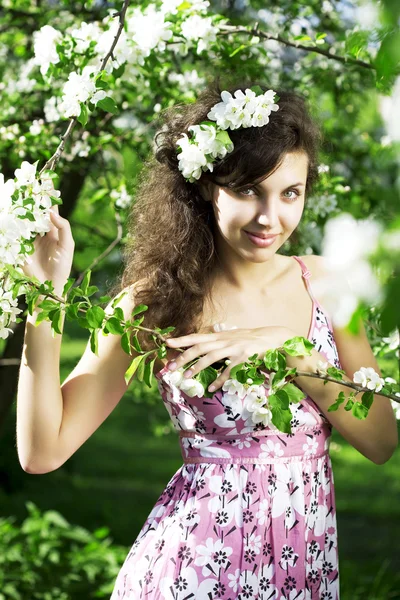 Hermosa chica estaba floreciendo jardín —  Fotos de Stock