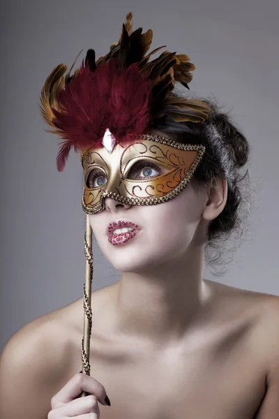 Krásná dívka s karnevalovou masku — Stock fotografie