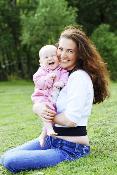 Ευτυχισμένη μαμά με ένα μωρό σε ένα πάρκο — Φωτογραφία Αρχείου