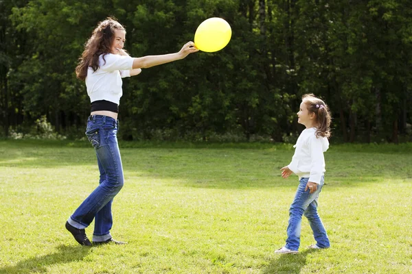 Madre jugando con su hija en el parque — Foto de Stock