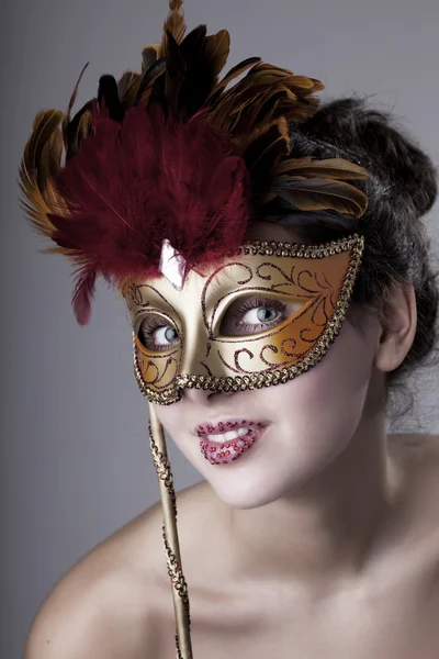 Красивая девушка в карнавальной маске — стоковое фото