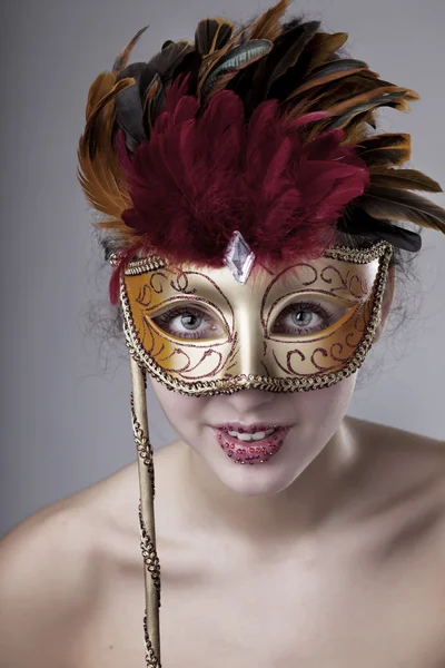Mooi meisje met een carnaval masker — Stockfoto