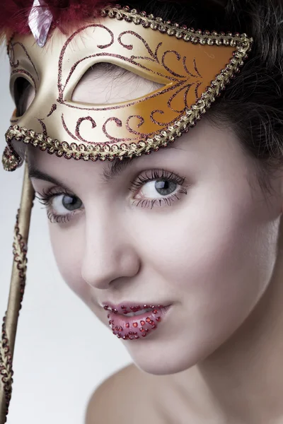 Menina bonita com uma máscara de carnaval — Fotografia de Stock