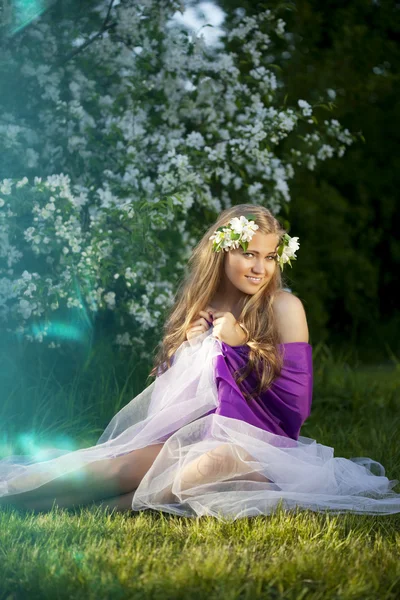 Gyönyörű tündér lány egy virágzó kert — Stock Fotó