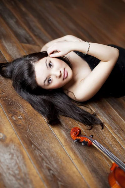 Όμορφο ασιατικό κορίτσι με ένα βιολί — Φωτογραφία Αρχείου