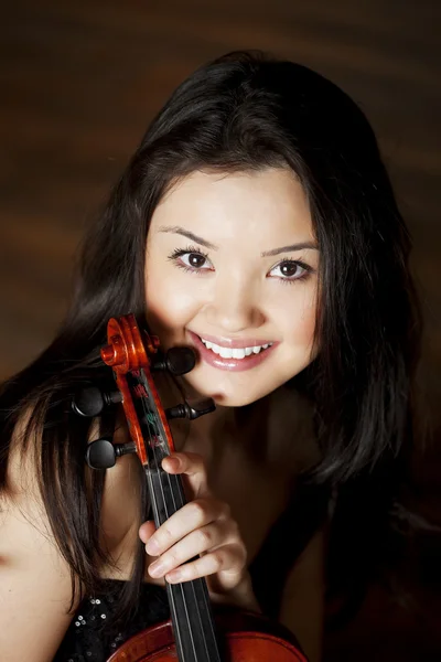 Όμορφο ασιατικό κορίτσι με ένα βιολί — Φωτογραφία Αρχείου
