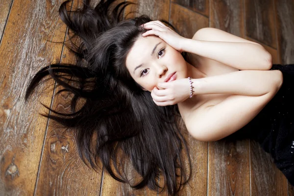 Όμορφο ασιατικό κορίτσι με τα όμορφα μαλλιά μαύρα — Φωτογραφία Αρχείου