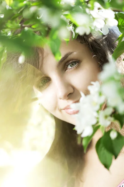 Bella ragazza nel giardino fiorito — Foto Stock