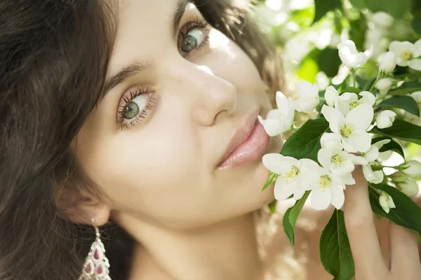 Mooi meisje in de bloemrijke tuin — Stockfoto