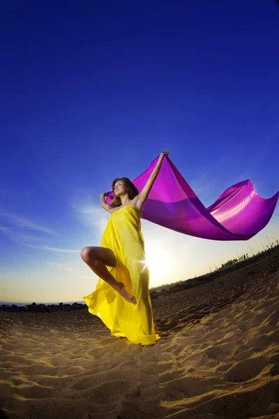 Dziewczyna na plaży na tle słońca. — Zdjęcie stockowe