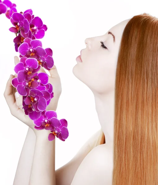 Schönes Mädchen mit Orchideen — Stockfoto