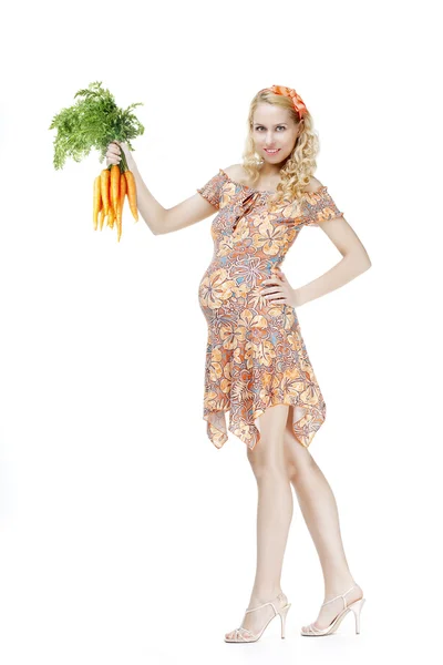 Menina grávida com um monte de cenouras — Fotografia de Stock