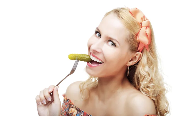 Vrouw eet ingemaakte komkommer — Stockfoto