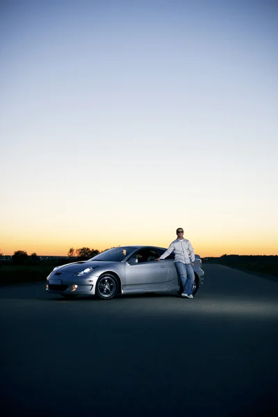 日没で車を持つ男 — ストック写真
