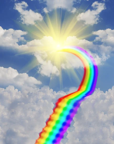 Regenbogen durch die Wolken zur Sonne — Stockfoto