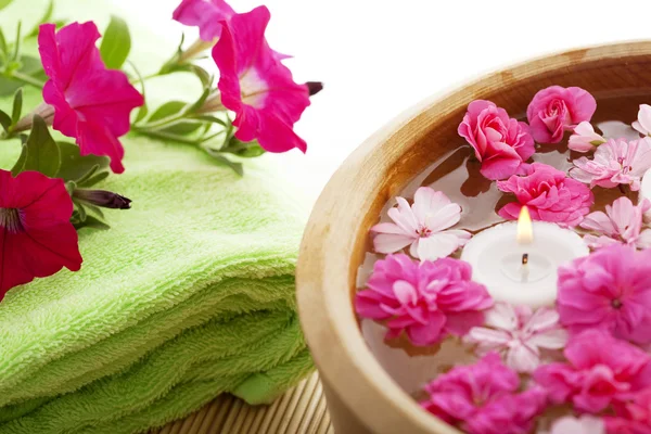 Spa kezelés, virágok a víz, a bambusz mat — Stock Fotó