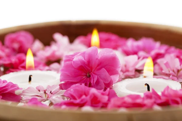 Terapia de spa, flores na água com velas — Fotografia de Stock