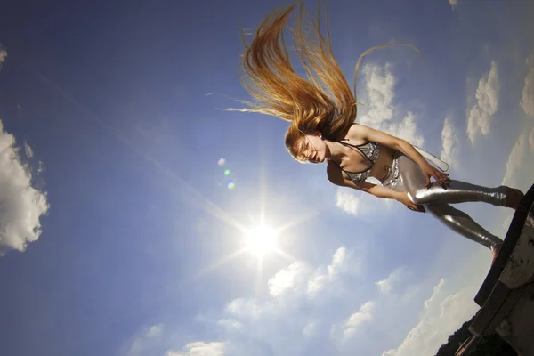 Gökyüzüne karşı uzun saçlı kız — Stok fotoğraf