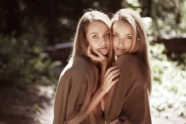 Schöne Zwillinge im Wald — Stockfoto