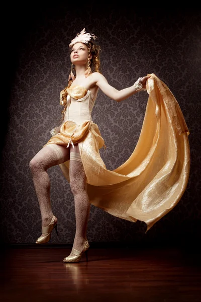 Mujer en un estilo lujoso con tela voladora — Foto de Stock