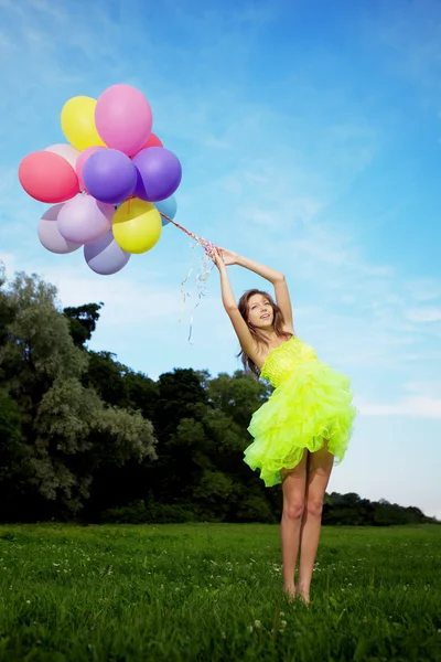 Renkli hava balonları bir sürü tutan kadın — Stok fotoğraf