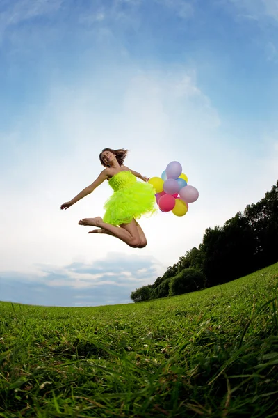 Frau hält Bündel bunter Luftballons in der Hand — Stockfoto