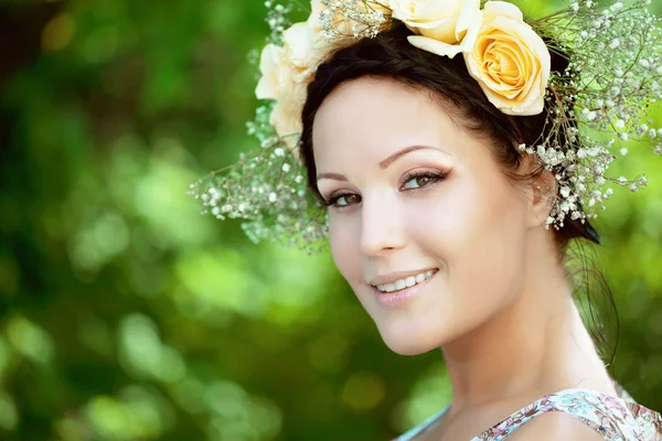 Bella donna con una corona di rose — Foto Stock