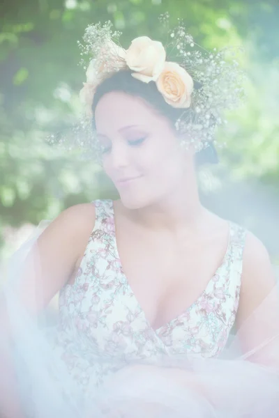 彼女の頭にバラの花輪を持つ美しい女性 — ストック写真