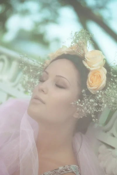 ばらの花輪を持つ美しい女性 — ストック写真