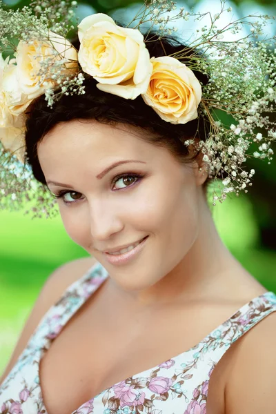 Belle femme avec une couronne de roses — Photo