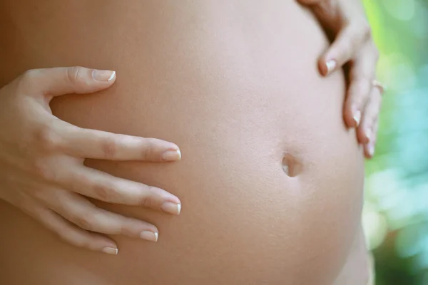Zwangere buik in een buiten — Stockfoto