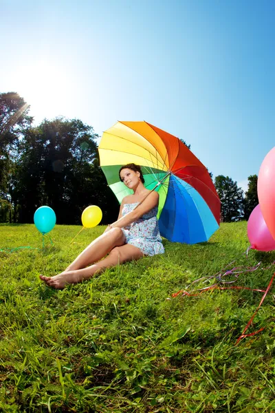 Mujer embarazada paraguas arco iris — Foto de Stock