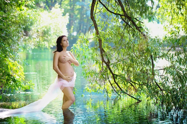 Beautiful pregnant girl in an outdoor — Stock Photo, Image