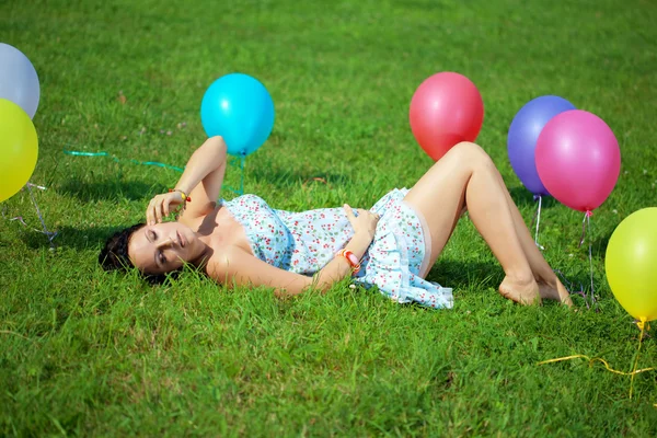 風船の芝生の上で妊娠中の女性 — ストック写真