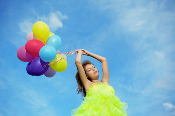 持有的多彩空气气球一堆的女人 — 图库照片