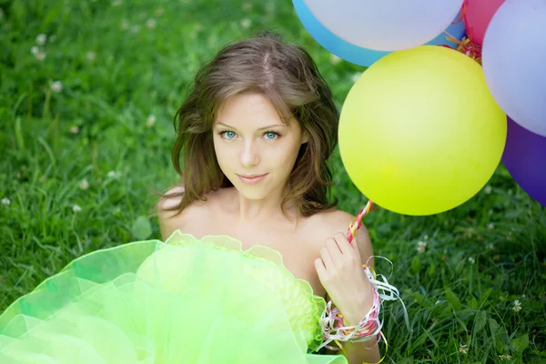 Femme tenant un tas de ballons à air coloré — Photo