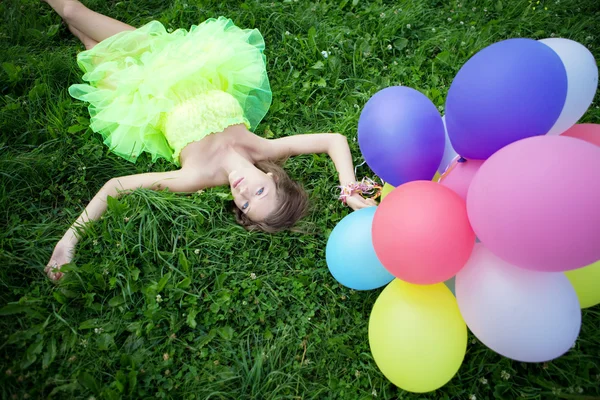Mulher segurando um monte de balões de ar coloridos — Fotografia de Stock