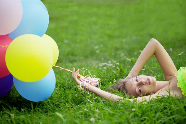 カラフルな気球の束を保持している女性 — ストック写真