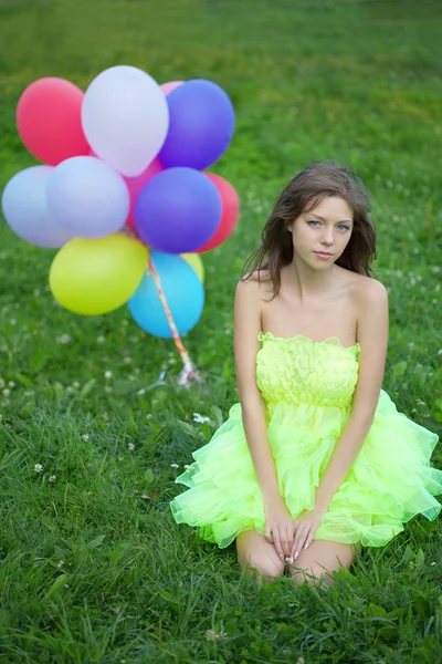 Mujer sosteniendo racimo de globos de aire de colores —  Fotos de Stock